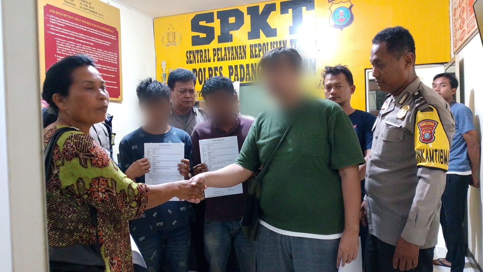 Kedua belah pihak disaksikan Bhabinkamtibmas Polsubsektor Padangsidimpuan, Aipda Supriono, sepakat berdamai