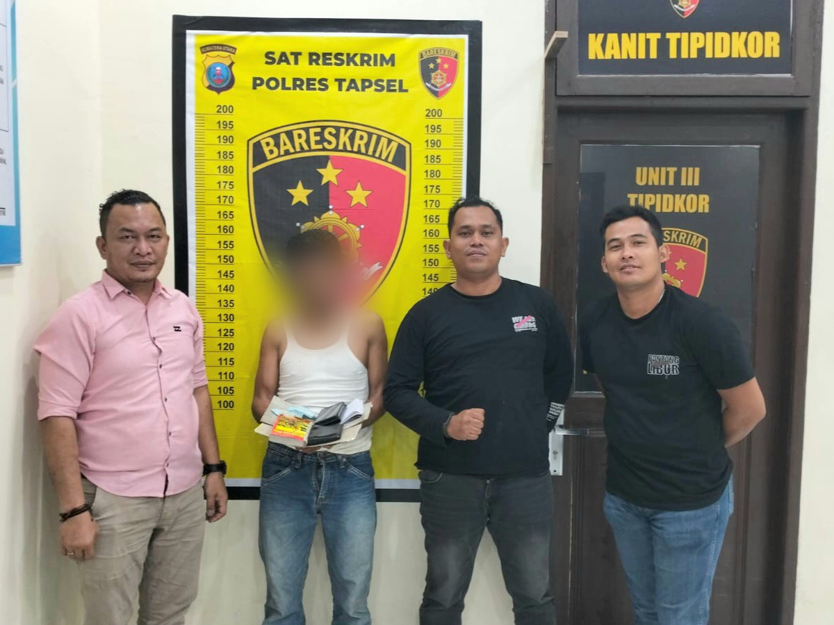 MZ menunjukkan barang bukti judi tebak angka usai diamankan Tim Opsnal Sat Reskrim Polres Tapsel