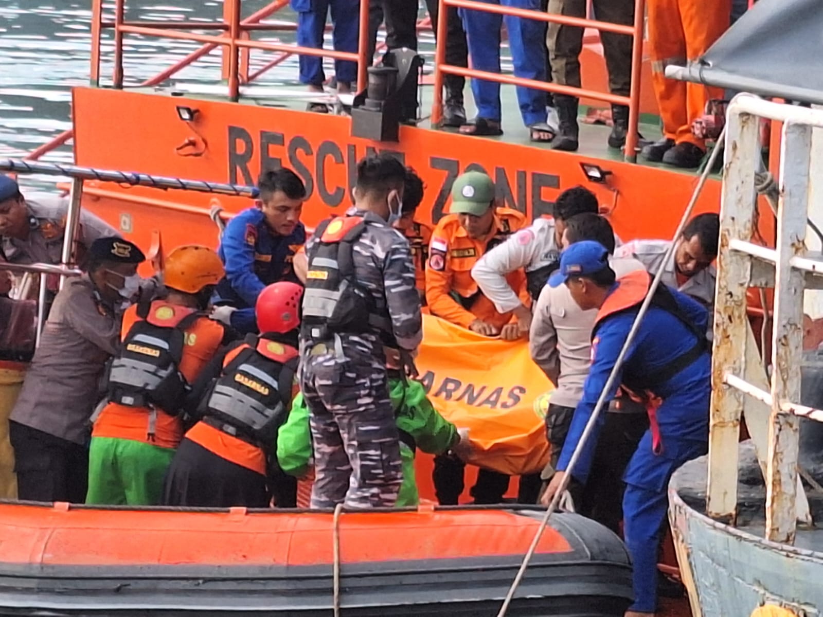 Petugas gabungan saat melakukan upaya penyelamatan dan evakuasi terhadap para korban Kapal tenggelam