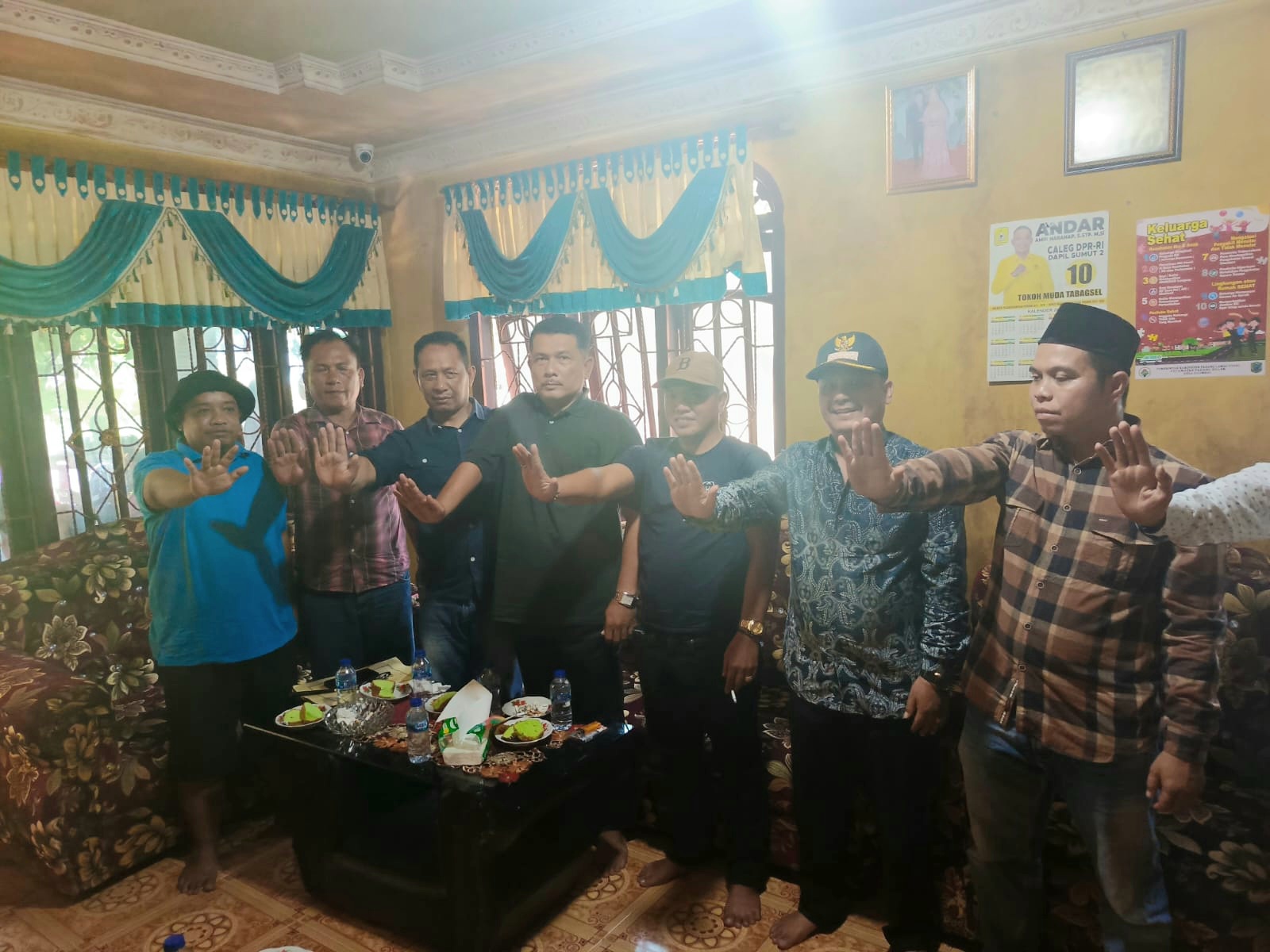 Kasat Resnarkoba Polres Tapsel, AKP Salomo Sagala, bersama KBO, Ipda TP Saragih, kompak menjemput aspirasi Aliansi Masyarakat Sabana Tolu untuk membasmi narkoba