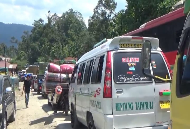 Ribuan pengendara terpaksa mengantre akibat terjadi kemacetan sepanjang 10 Km di Jalinsum Batu Jomba, Desa Luat Lombang, Kecamatan Sipirok, Kabupaten Tapsel