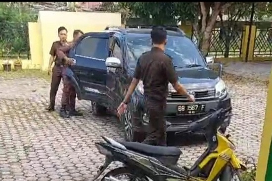 Tangkapan layar video detik-detik penjemputan paksa oknum Bendahara Dinas PMK Padangsidimpuan inisial, HN, oleh Tim Penyidik dan Staf Kejaksaan