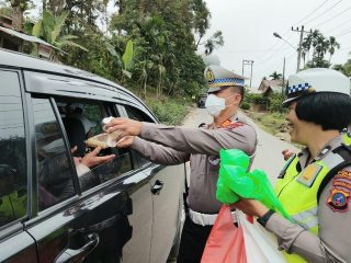 Humanis, Polres Tapsel Bagi Ratusan Sarapan ke Pengendara di Batu Jomba