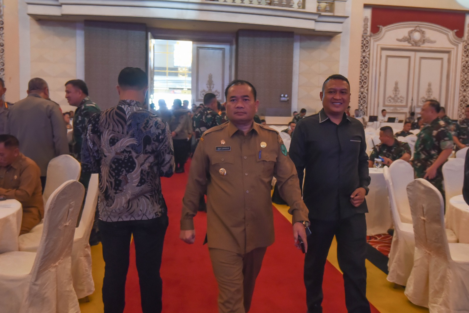 Pj Wali Kota Padangsidimpuan, Timur Tumanggor, saat menghadiri rapat kesiapan penyelenggaraan Pilkada serentak 2024 di wilayah Sumatera