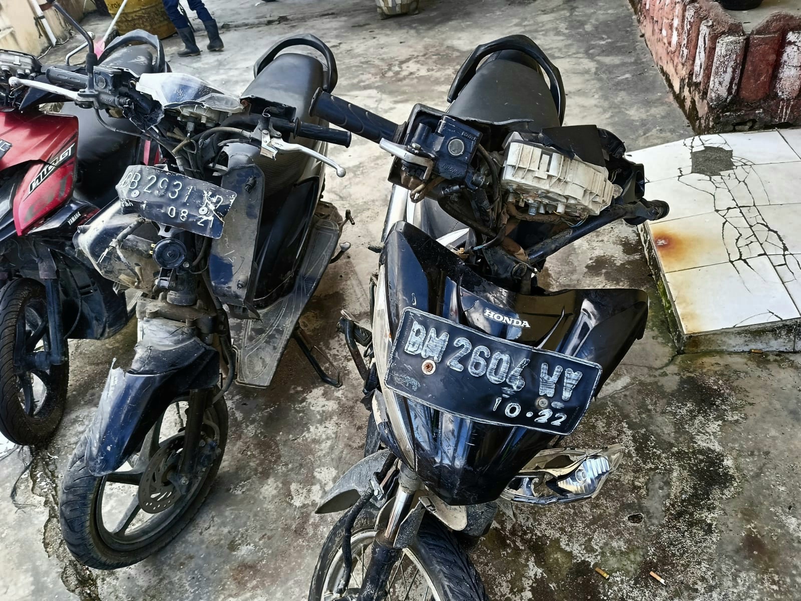 Kedua sepeda motor yang terlibat laga kambing maut hingga menewaskan salah satu pengemudinya di Kecamatan Sipirok, terlihat ringsek