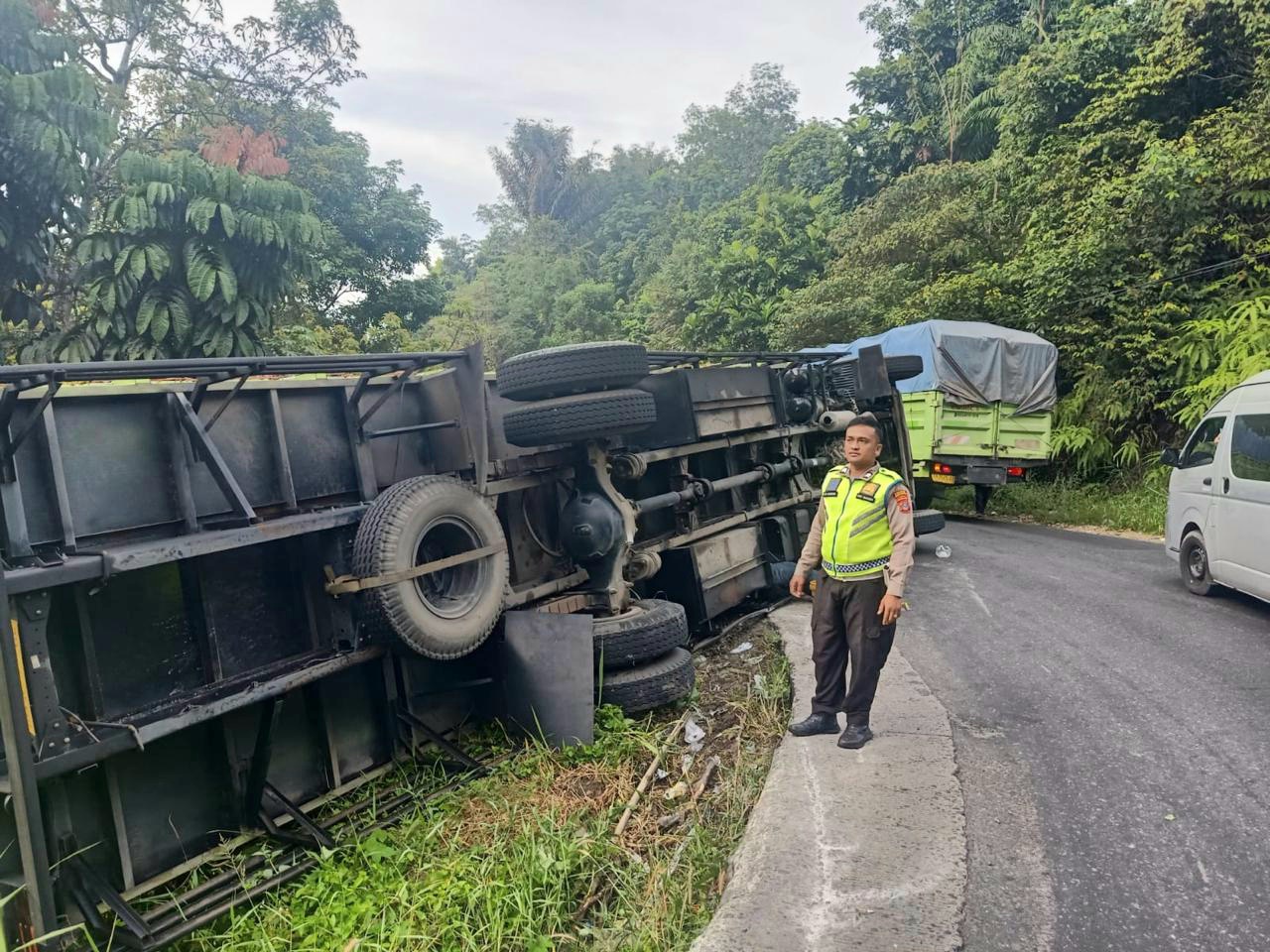 Satu unit Truk pengangkut sepeda motor terbalik di Jalinsum Desa Simirik, Kecamatan Batunadua, Kota Padangsidimpuan