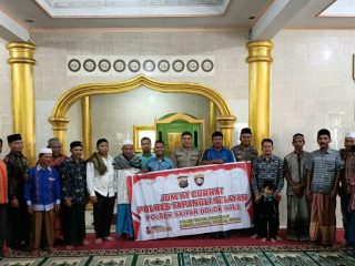 Personel Polsek SD Hole saat menggelar program Jumat Curhat di Masjid Syukur Desa Simanosor