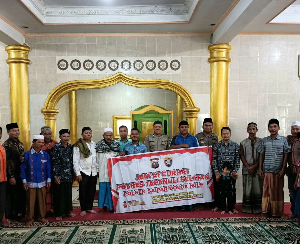 Personel Polsek SD Hole saat menggelar program Jumat Curhat di Masjid Syukur Desa Simanosor