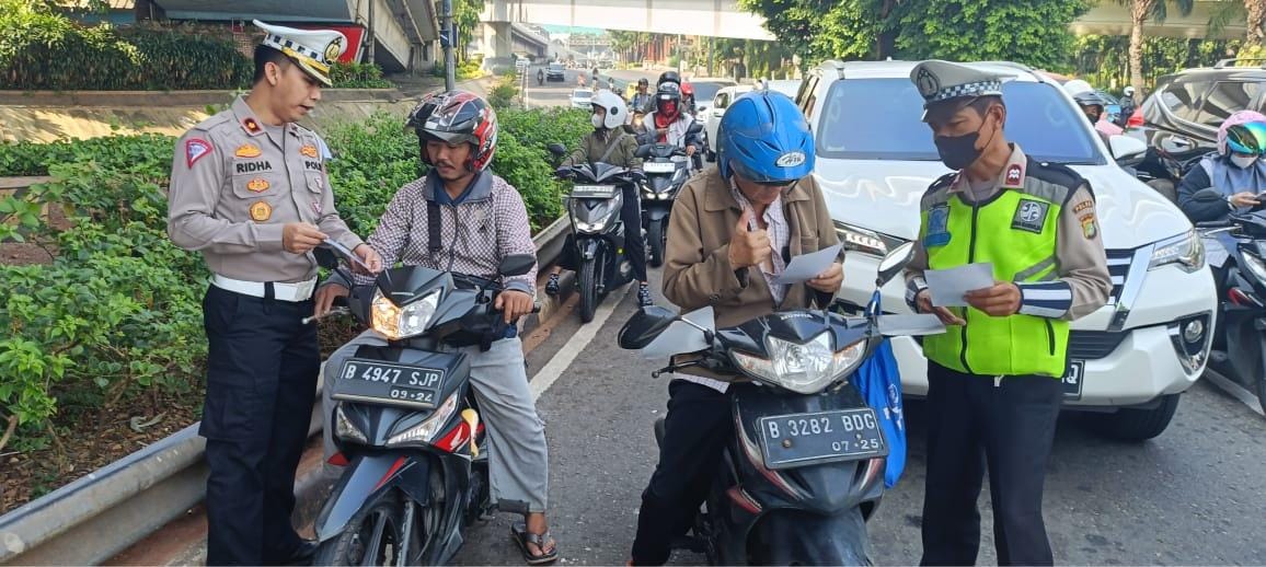 Satlantas Polres Metro Jakarta Barat saat pelaksanaan sosialisasi Operasi Patuh Jaya 2024