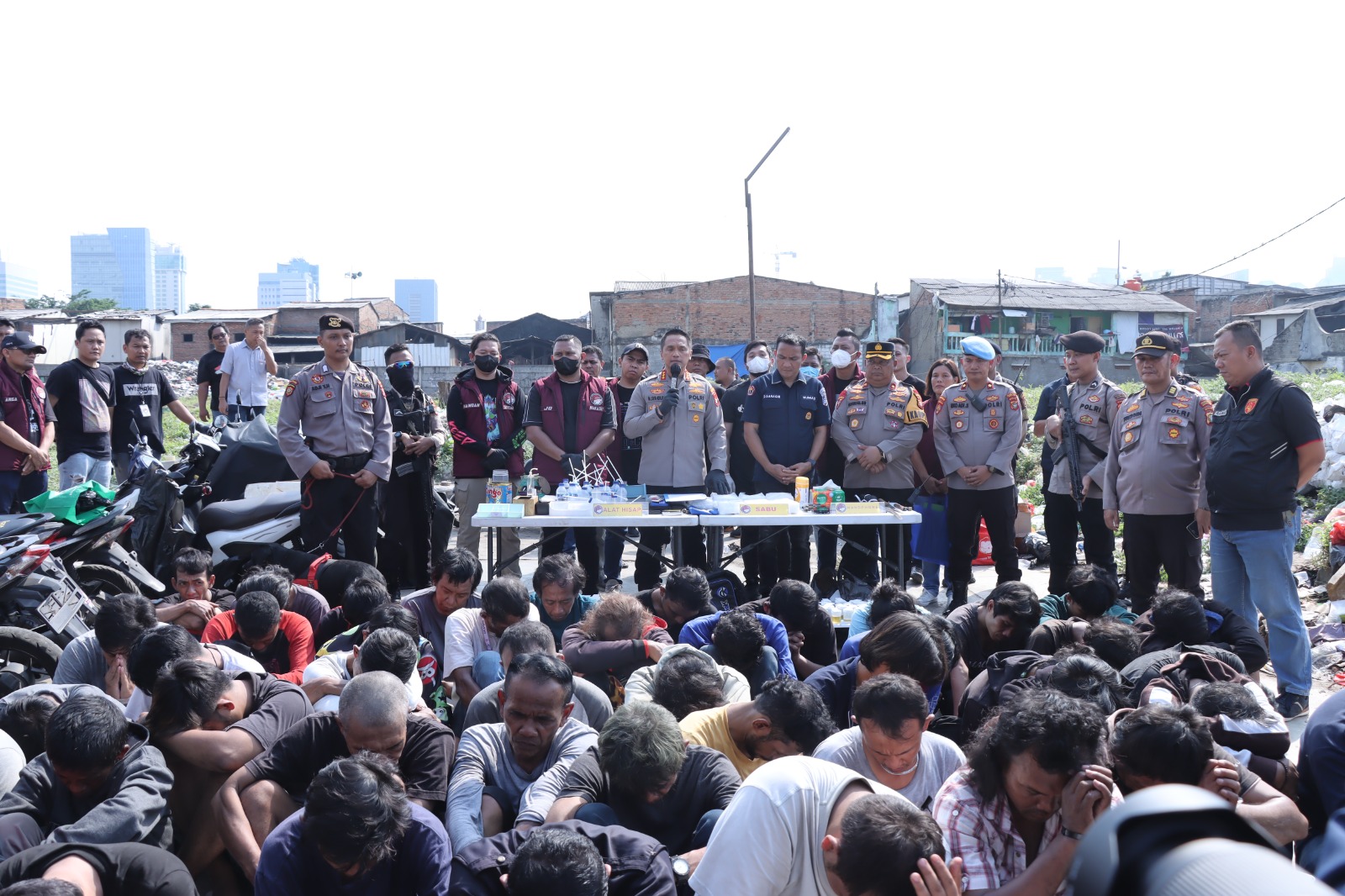 Kapolres Metro Jakarta Barat, Kombes Pol M Syahduddi beserta jajaran Polres Metro Jakarta Barat saat konferensi pers di Kampung Boncos