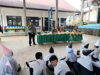 Waka Polsek Batang Toru, Iptu Taufik Manullang, bersama Bhabinkamtibmas menyampaikan sosialisasi terkait bahaya narkoba ke ratusan siswa baru SMAN 1 Angkola Barat saat MPLS