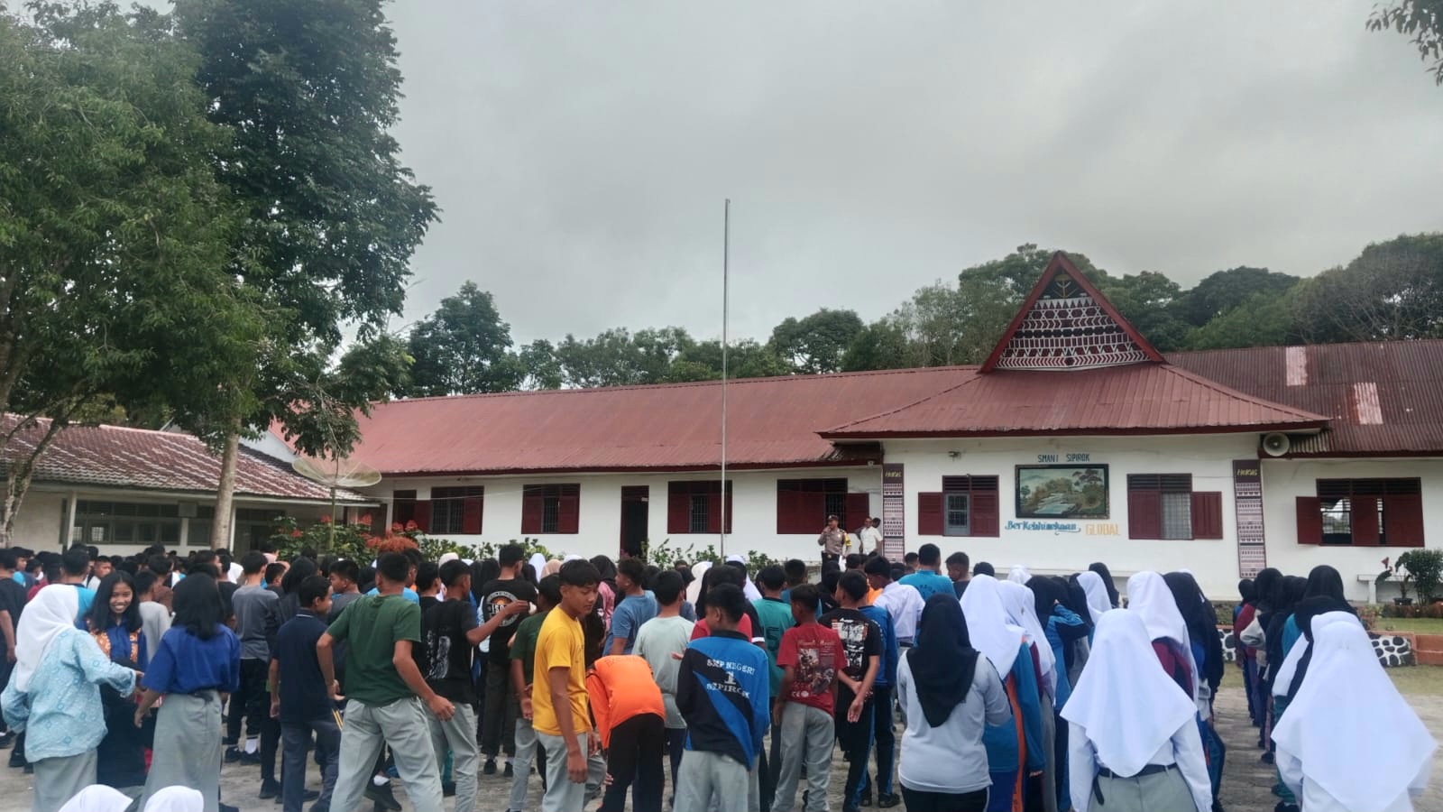 Ratusan siswa baru di SMAN 1 Sipirok terlihat begitu antusias mengikuti jalannya sosialisasi terkait bijak menggunakan media sosial oleh Polsek Sipirok di momen MPLS