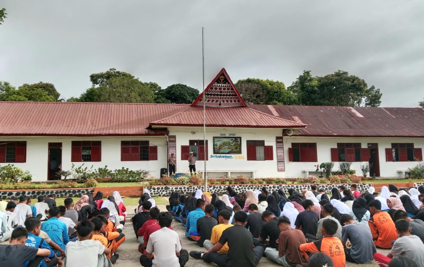 Ratusan siswa SMAN 1 Sipirok, saat mendengarkan sosialisasi dan himbauan dari Kapos Lantas Sipirok, Aiptu V Sitompul, terkait keselamatan berlalulintas dalam rangka Operasi Patuh Toba 2024