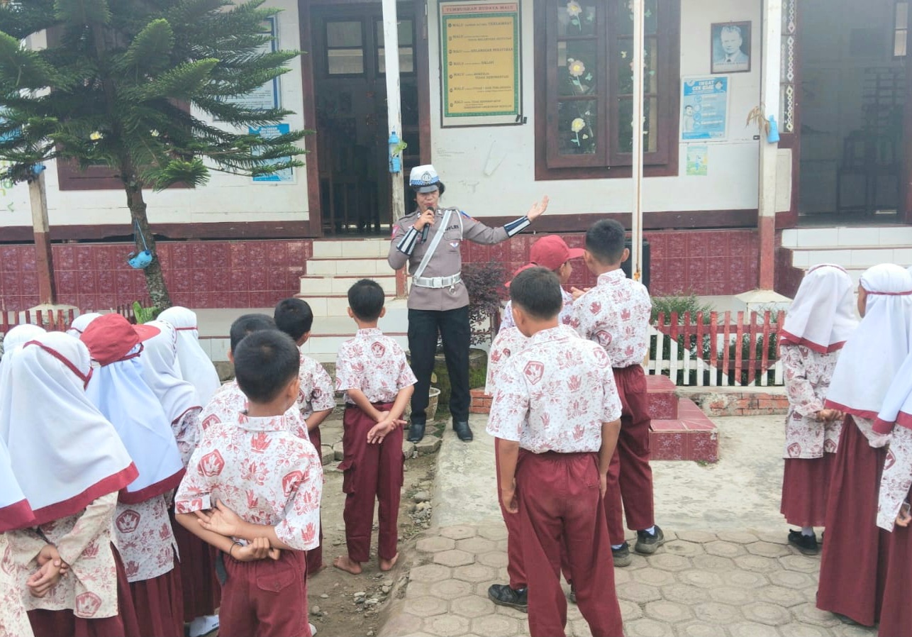 Personel Sat Lantas Polres Tapsel saat memberi edukasi ke siswa SD Negeri 1 Batang Angkola terkait keselamatan berlalulintas dalam rangka Operasi Patuh Toba 2024