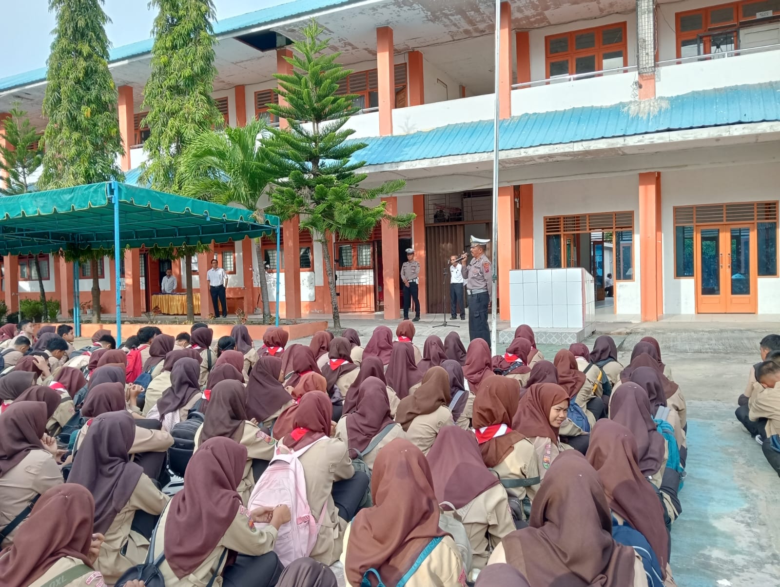 Personel Sat Lantas Polres Tapsel, Ipda Mukhlis Siregar, saat memberi edukasi ke para siswa SMAN 1 Padang Bolak