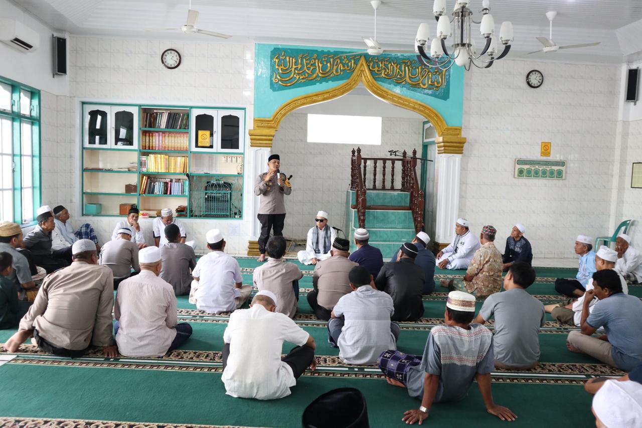 Kapolres Padangsidimpuan, AKBP Dudung Setyawan, saat menyampaikan pesan-pesan Kamtibmas ke jamaah Masjid Al Manar di Jalan Jenderal Sudirman dalam rangka Jumat Curhat