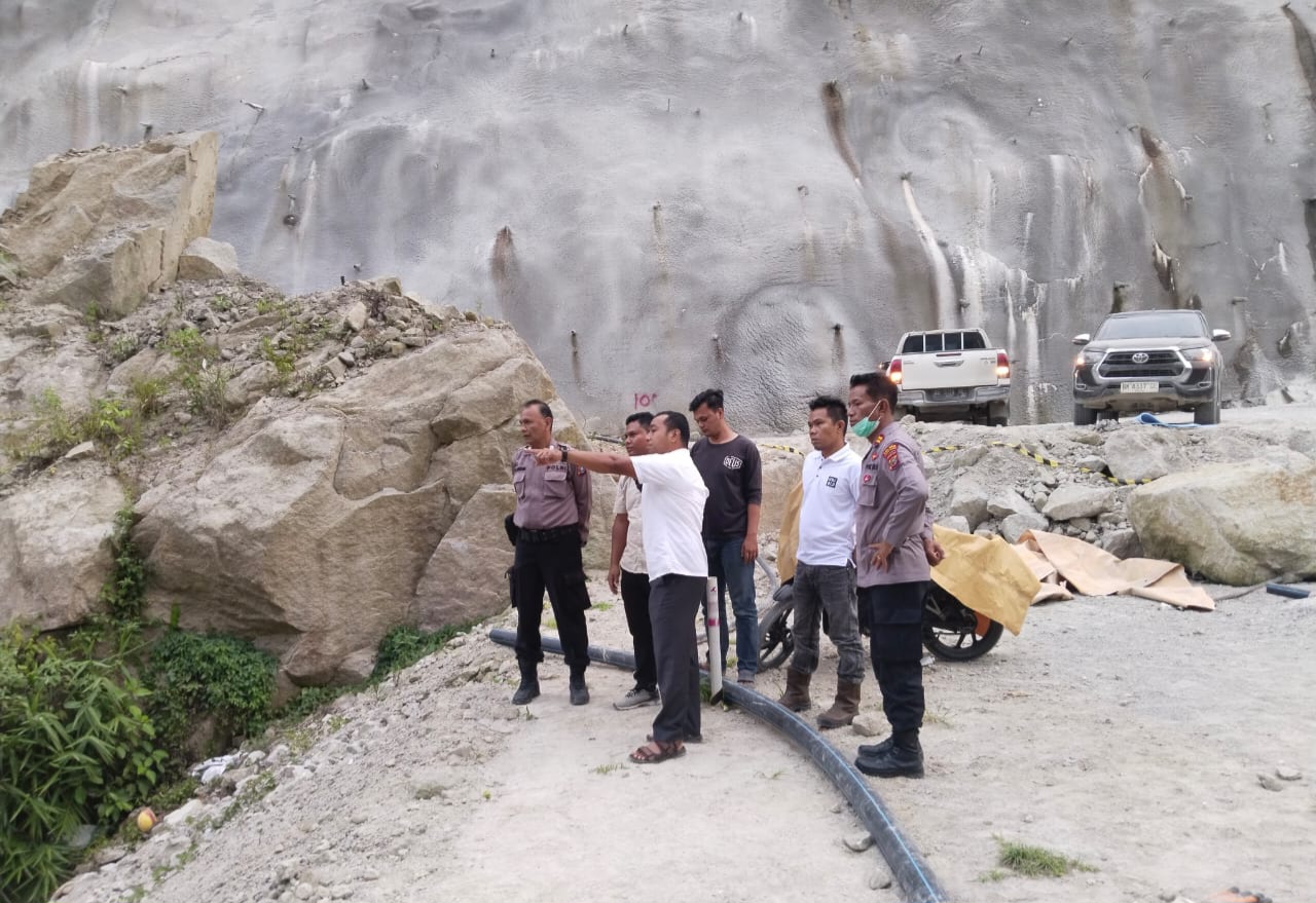 Kapolsek Sipirok, Iptu PM Siboro, didampingi Kanit Reskrim, Ipda Ahmad Juli Nasution, dan lainnya, saat mengecek lokasi insiden kecelakaan kerja yang menewaskan TKA asal China, Mr Yang Kai, di proyek pembangunan PLTA Simarboru