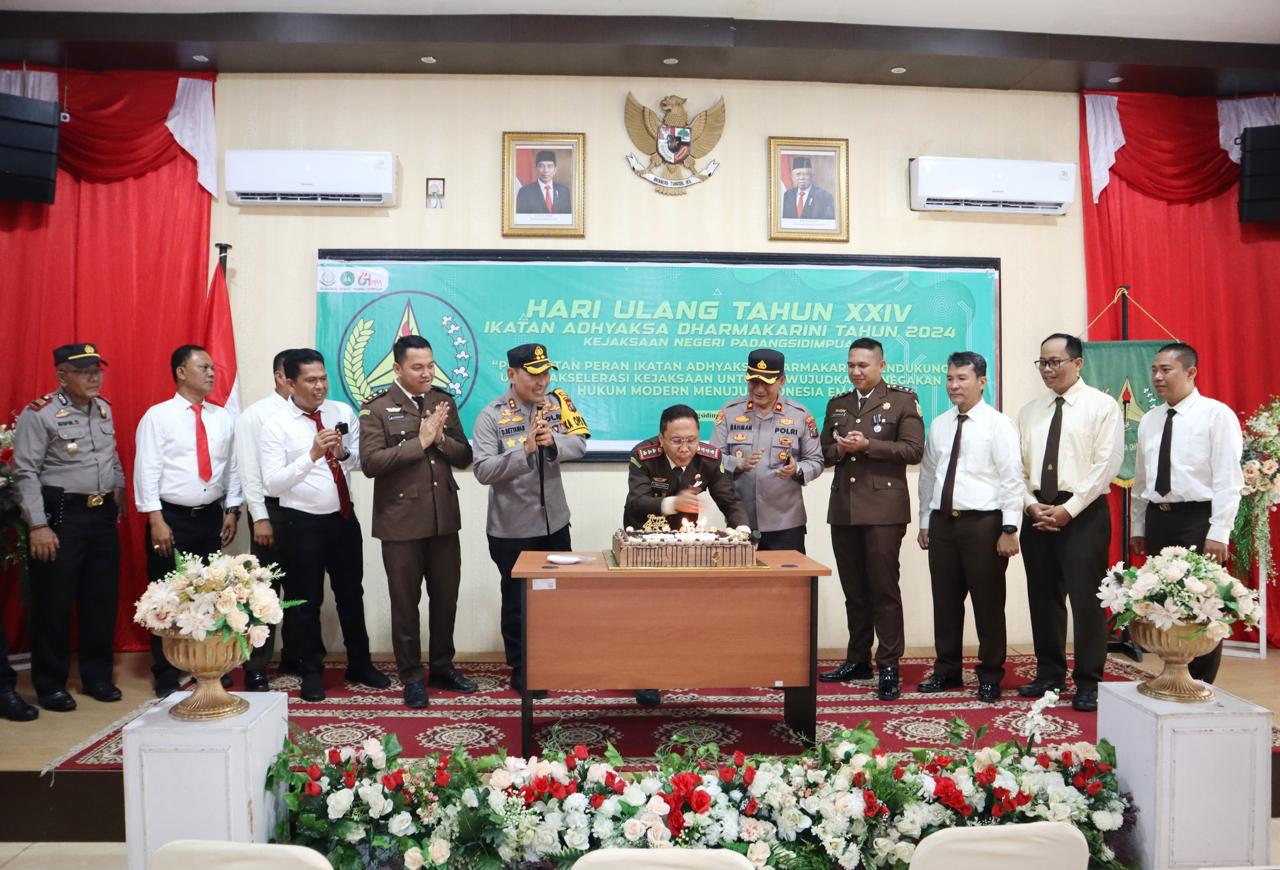 Kajari Padangsidimpuan, Dr Lambok MJ Sidabutar, disaksikan Kapolres AKBP Dudung Setyawan, dan lainnya saat meniup lilin kue ulang tahun dalam momen HBA ke-64 dan HUT IAD ke-62