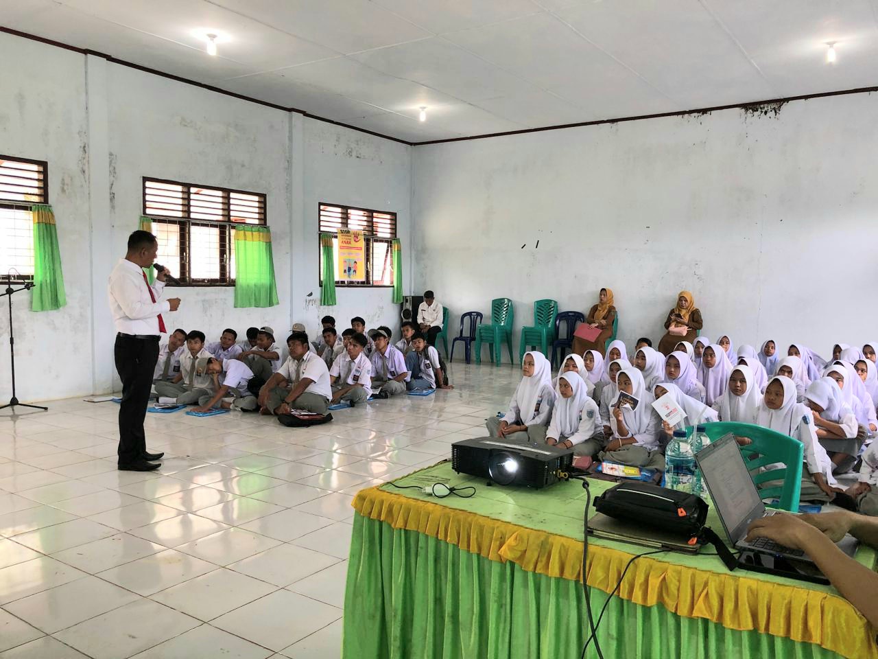 Kasat Resnarkoba Polres Tapsel, AKP Salomo Sagala, saat menyampaikan sosialisasi terkait bahaya narkoba kepada para pelajar di SMK Negeri 1 Marancar