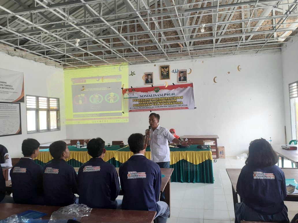 Dengan penuh semangat, KBO Sat Resnarkoba Polres Tapsel, Ipda TP Saragih, kampanyekan jihad melawan narkoba ke ratusan pelajar di SMK Negeri 1 Batang Toru