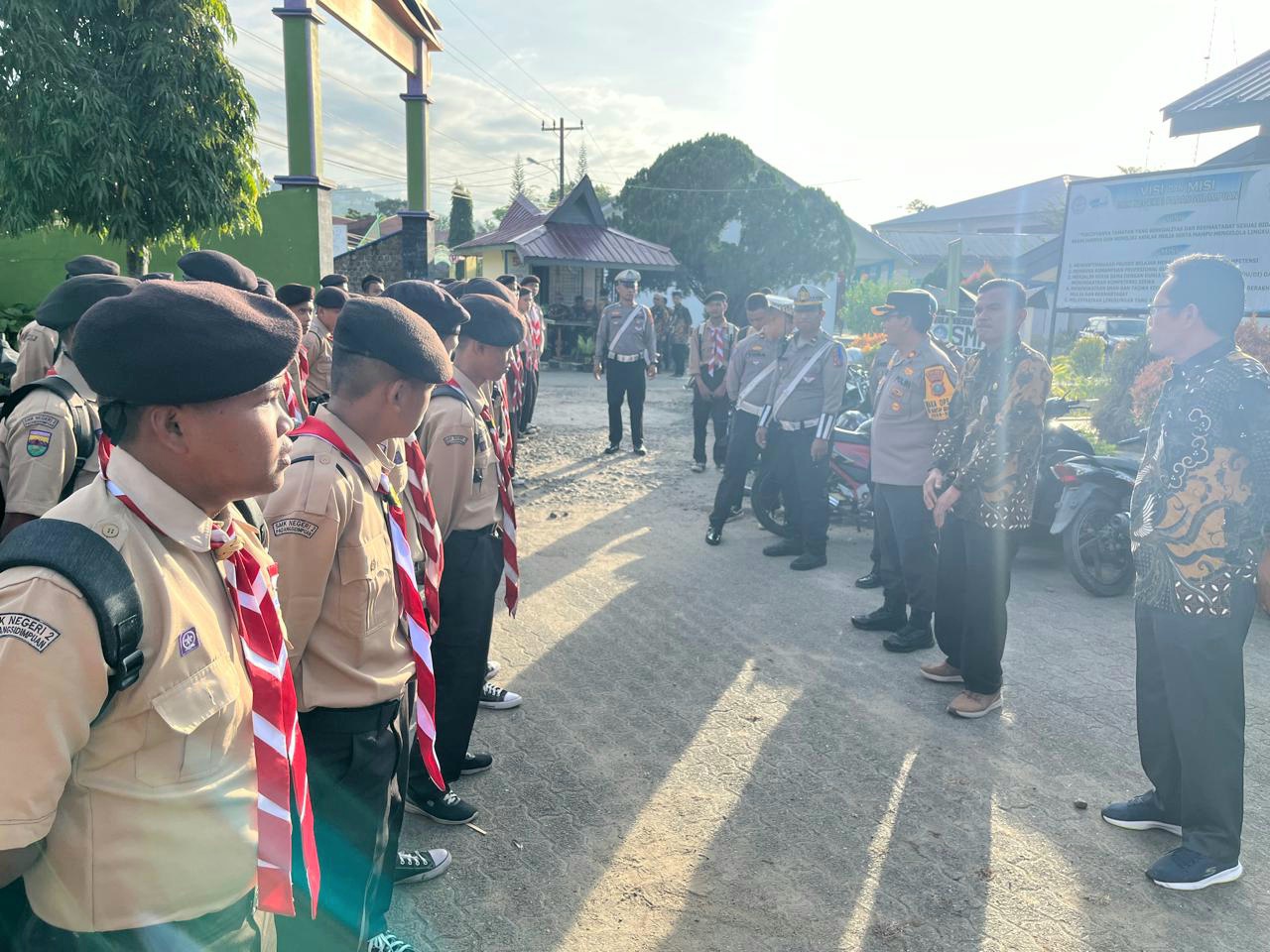 Waka Polres Padangsidimpuan, Kompol Rahman T Harahap, saat memberi sosialisasi tertib berlalulintas ke pelajar dalam program Police Goes to School