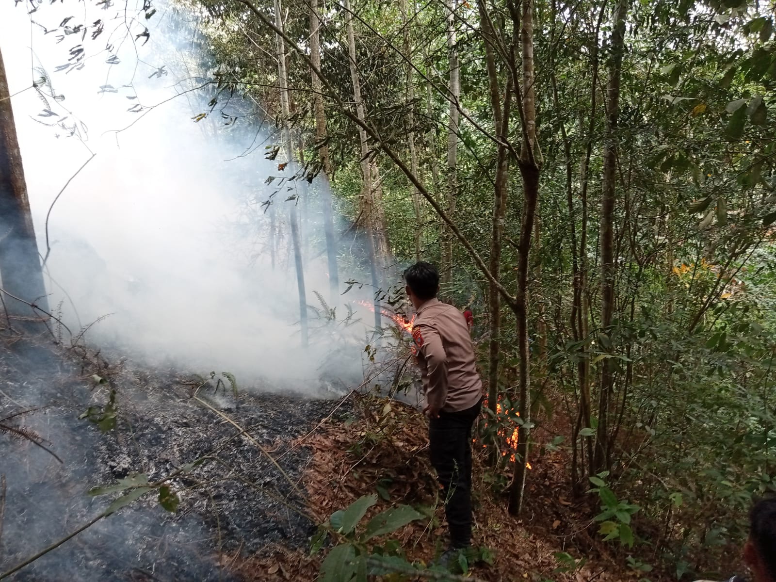 Polisi masih berupaya memadamkan kebakaran lahan di sekitar Gunung Setan, Kampung Darek, Kelurahan Wek VI, Kecamatan Padangsidimpuan Selatan