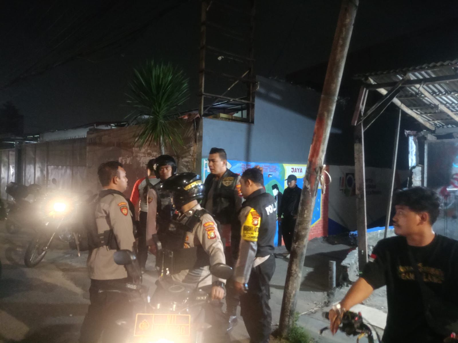 Tim Patroli Polres Metro Jakarta Barat saat membubarkan aksi tawuran di wilayah Jakarta Barat