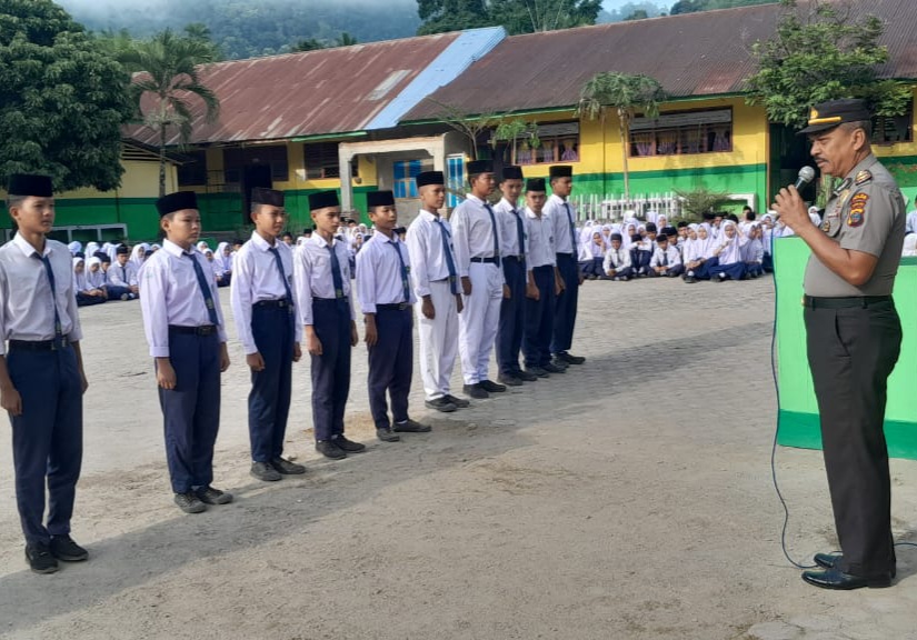 Kapolsek Batang Angkola, AKP Armaginda Harahap, memberi arahan ke ratusan siswa saat menjadi Pembina Upacara di MTsN 4 Tolang