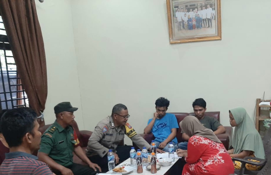 Proses mediasi dan pemecahan masalah terhadap kasus dugaan pengancaman anak terhadap ayah kandung oleh Bhabinkamtibmas Polsek Padang Bolak, Aiptu Pasomal Siregar, dan lainnya