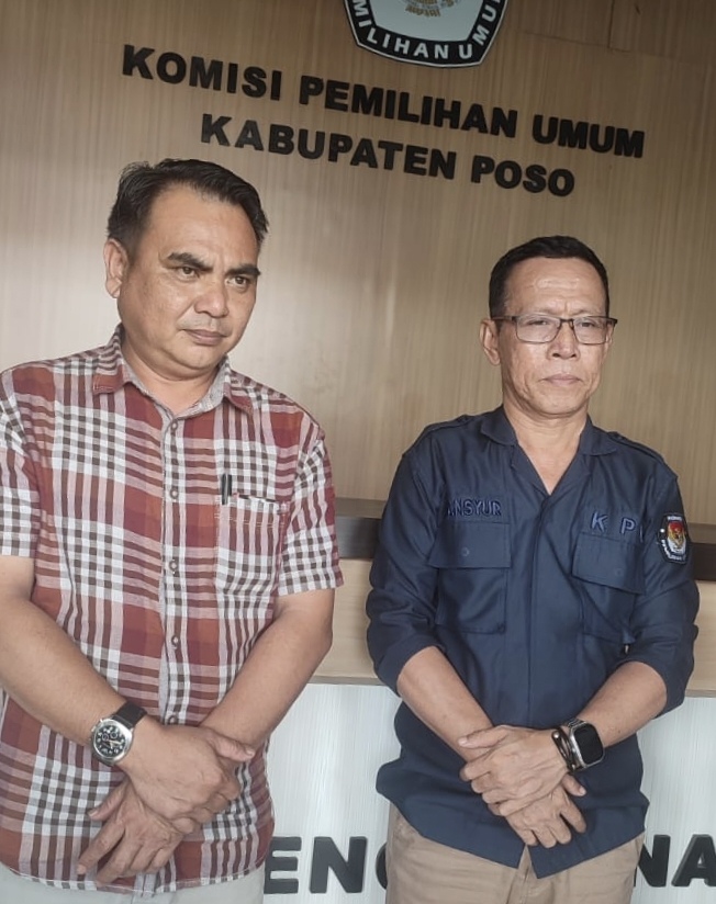 Tampak Dua orang Komisioner KPU Poso, saat memberikan keterangan pada sejumlah awak madia