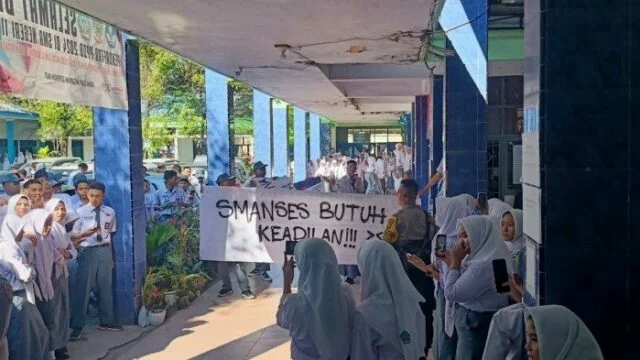 Siswa SMA 11 Makassar Unjuk Rasa Tuntut Kejelasan Dana BOS