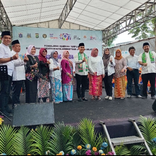 Camat Tebet, Dyan Airlangga (keenam dari kanan), beserta seluruh panitia Festival Kampung Budaya Ciliwung 2024 tingkat Kecamatan Tebet