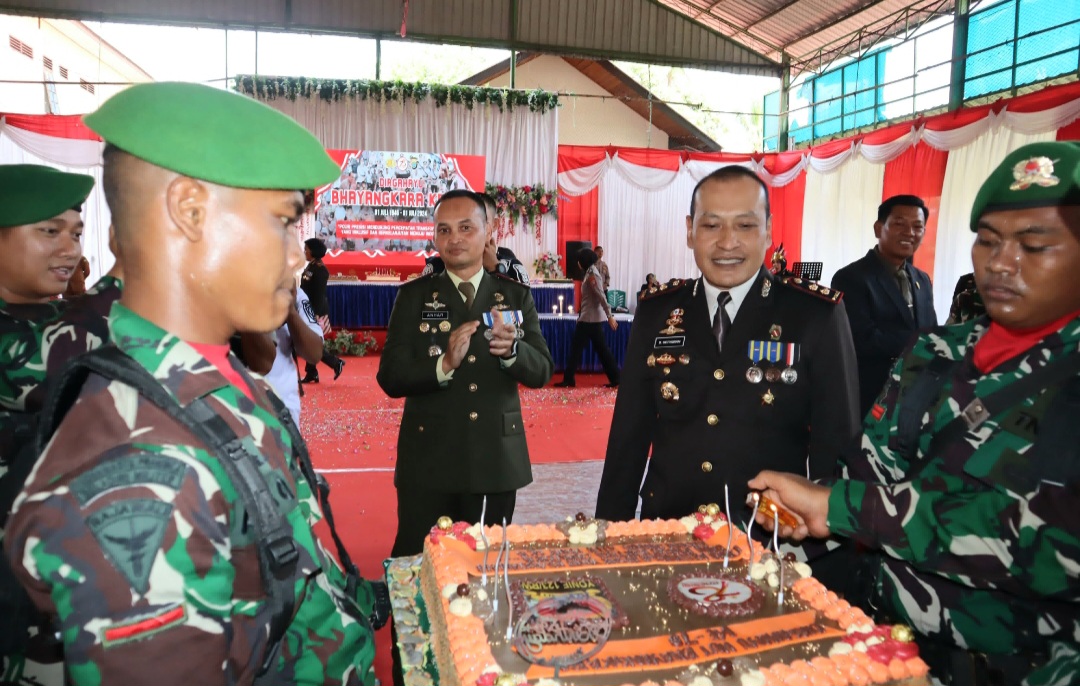 Kapolres Padangsidimpuan, AKBP Dudung Setyawan, dan jajaran saat mendapat kejutan kue ulang tahun dari Danyonif 123/Rajawali, Letkol Inf Anhar Agil Gunawan, dan Prajurit