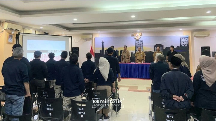 Camat Kembangan, Joko Suparno membuka kegiatan rapat evaluasi Coklit petugas pantarlih.