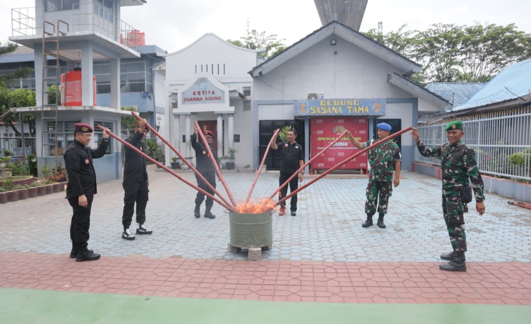 Ka KPLP Lapas Kelas IIB Tebing Tinggi, Fransisco Pandia, beserta jajaran dan stakeholder lainnya, saat memusnahkan benda-benda terlarang hasil razia