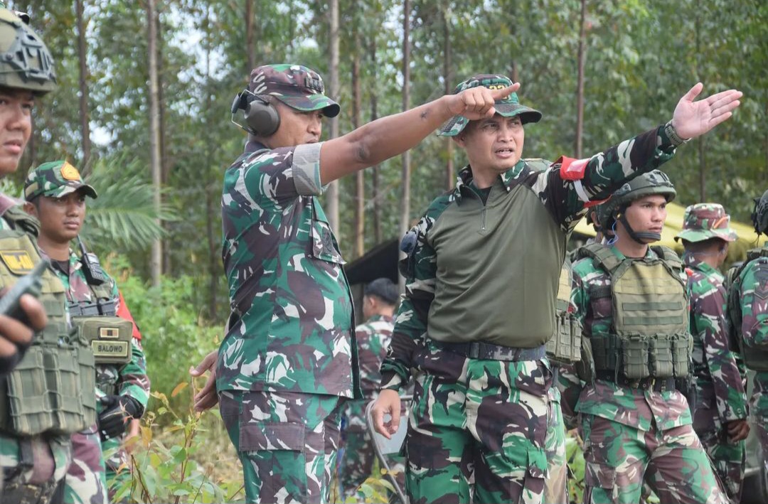 Danyonif 123/Rajawali, Letkol Inf Anhar Agil Gunawan, saat meninjau langsung prosesi latihan Prajurit dengan materi menembak Lintar