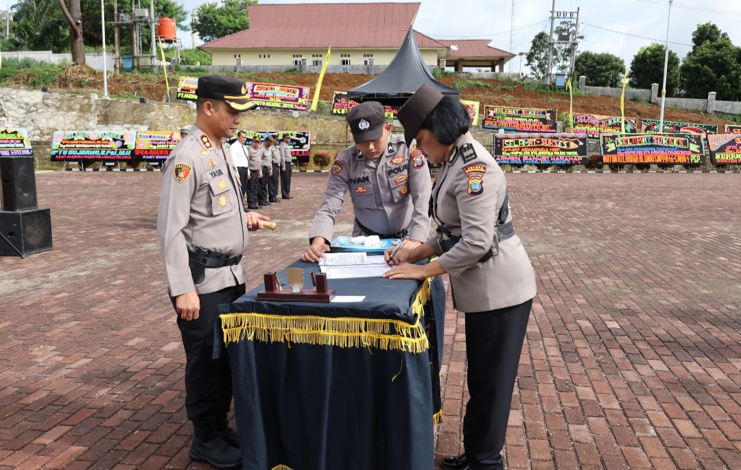 Kapolres Tapsel, AKBP Yasir Ahmadi, saat menyaksikan prosesi Sertijab dan pelantikan 1 dari 11 pejabat yakni, Kasi Humas, AKP Maria Marpaung