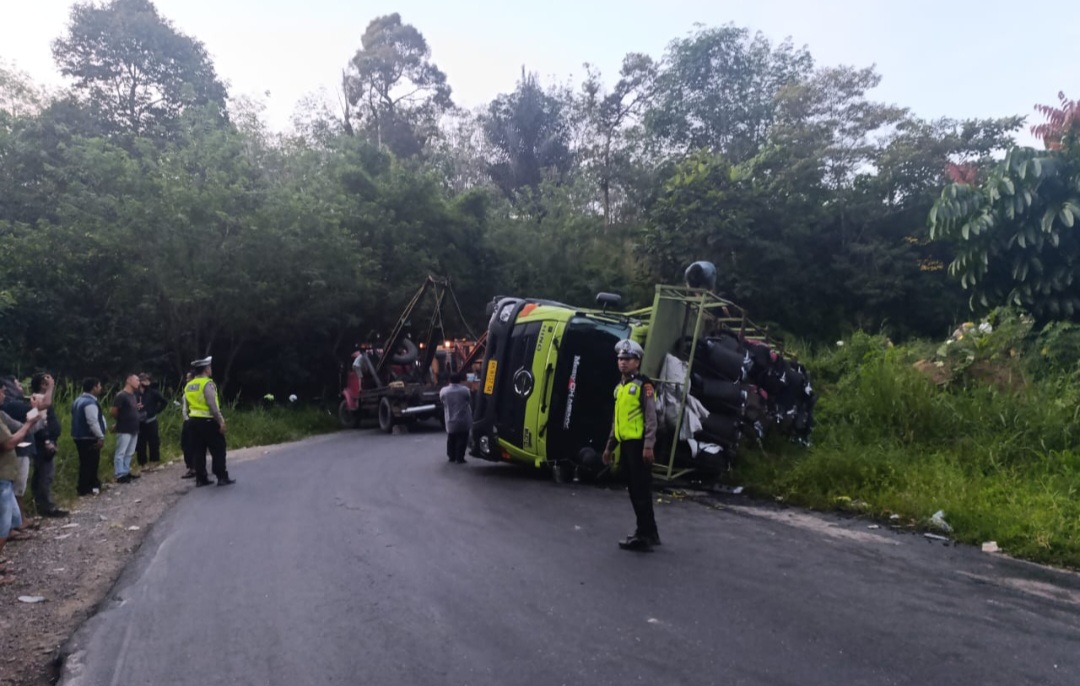 Proses evakuasi Truk pengangkut 44 unit sepeda motor menggunakan dua mobil derek