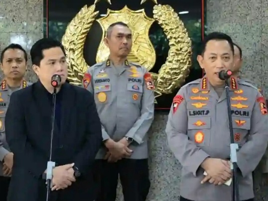 Kapolri Jenderal Listyo Sigit Prabowo dan Ketua Umum PSSI, Erick Thohir saat konferensi pers di Mabes Polri Jakarta