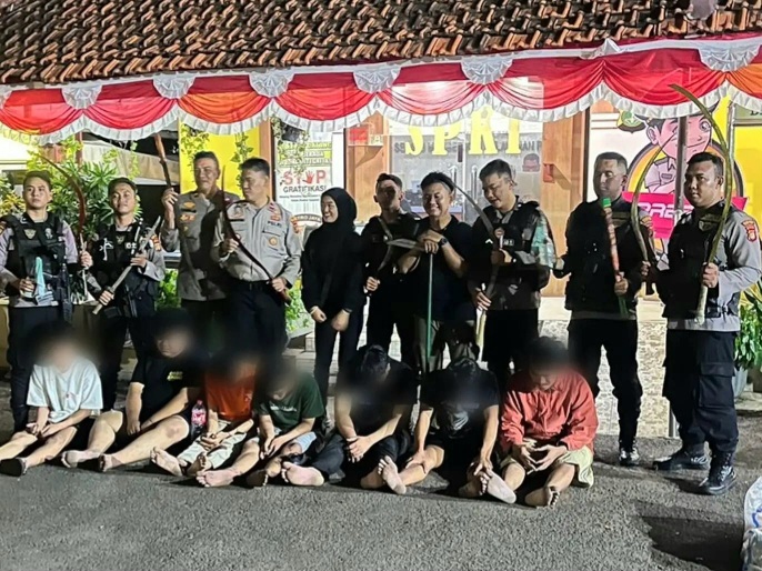 Tujuh remaja dan barang bukti, enam buah celurit, dua buah senjata tajam jenis corbek, satu buah plat besi, satu buah petasan, dan dua buah bom molotov berhasil diamankan Polsek Palmerah Jakarta Barat