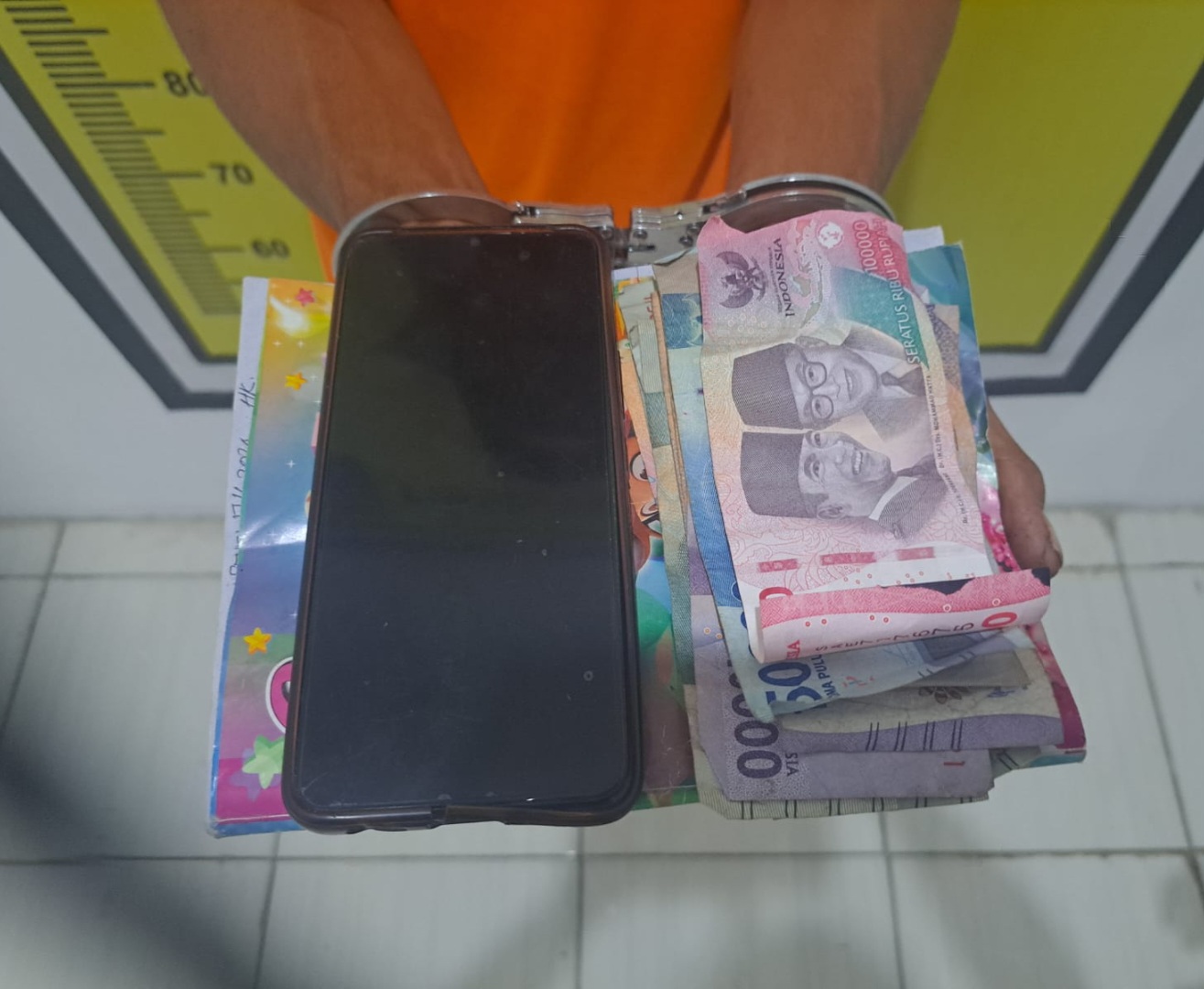 Berikut barang bukti hasil tangkapan Tim Unit Reskrim Polsek Padang Bolak usai menangkap oknum Bendahara Desa yang merangkap jadi pengepul judi tebak angka jenis KIM berinisial, YS