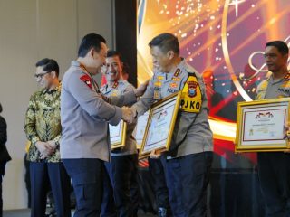 Kapolri, Jenderal Pol Listyo Sigit Prabowo, menyerahkan Piagam penghargaan kepada Kapoldasu, Komjen Pol Agung Setya Imam Effendi, sebagai Polda terbaik di seluruh Polda tipe A di Indonesia dalam ajang Kompolnas Awards tahun 2024