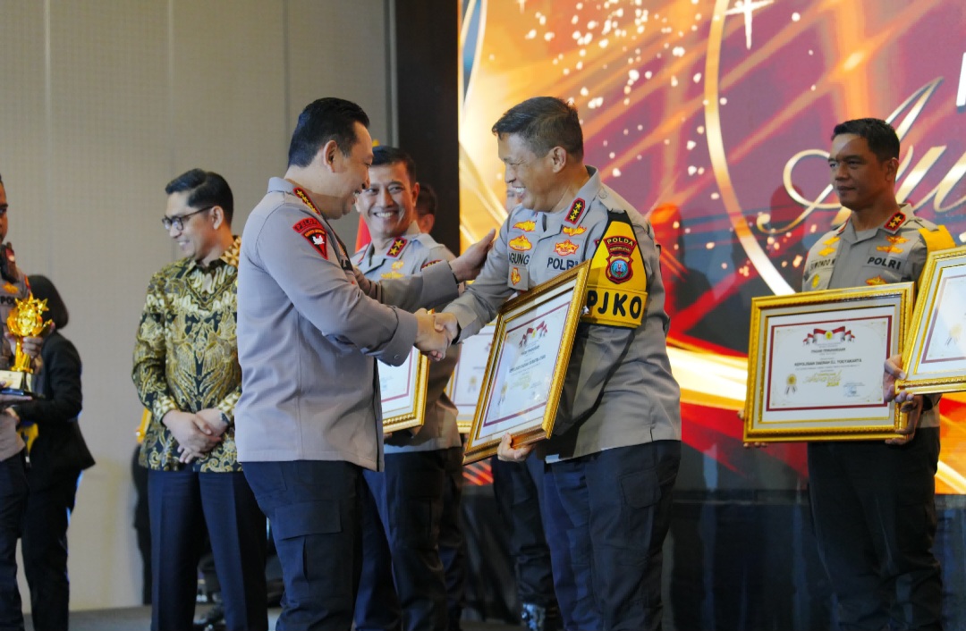 Kapolri, Jenderal Pol Listyo Sigit Prabowo, menyerahkan Piagam penghargaan kepada Kapoldasu, Komjen Pol Agung Setya Imam Effendi, sebagai Polda terbaik di seluruh Polda tipe A di Indonesia dalam ajang Kompolnas Awards tahun 2024