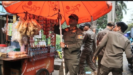 Satpol PP saat menertibkan PKL di Puri Kembangan Jakarta Barat