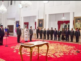 Presiden Joko Widodo secara resmi melantik tiga jabatan wakil menteri negara pada Kabinet Indonesia Maju dalam sisa masa jabatan periode tahun 2019-2024 di Istana Negara