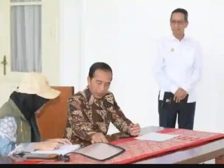 Presiden Jokowi Ikuti Proses Coklit Data Pemilih Pilkada 2024 di Istana Merdeka