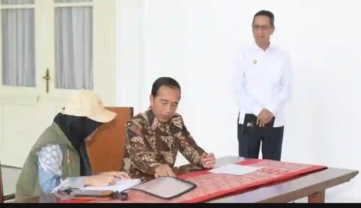 Presiden Joko Widodo mengikuti proses pencocokan dan penelitian (coklit) data pemilih dalam rangka pemilihan kepala daerah (Pilkada) serentak tahun 2024 di Istana Merdeka, Jakarta