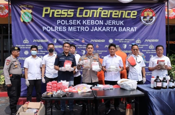 Sederet barang bukti narkoba jenis sabu dan tembakau sintetis yang totalnya mencapai lebih dari 6,6 kilogram dipajang dalam Konferensi Pers di Mapolsek Kebon Jeruk, Jakarta Barat