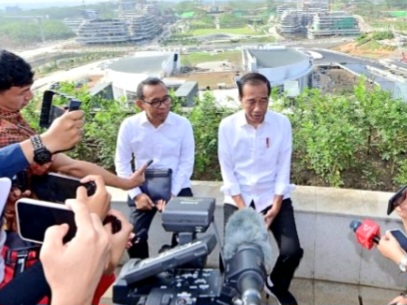 Presiden Jomowi saat mengajak awak media berbincang-bincang santai usai berkeliling melihat-lihat suasana dan prasarana di IKN