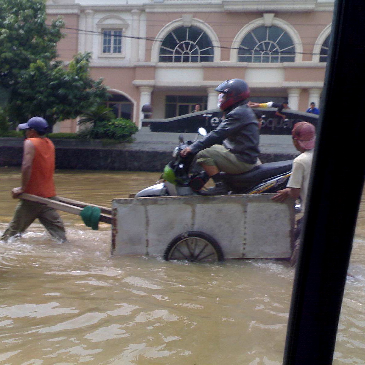 Hujan deras yang mengguyur Jakarta sejak Sabtu (06/07/2024) pagi hingga sore membuat sejumlah wilayah di Ibu Kota tergenang banjir.